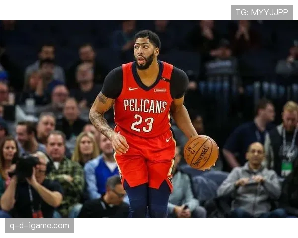 安东尼·戴维斯出场那会儿，旁边助理拎包像跟着明星走红毯似的？